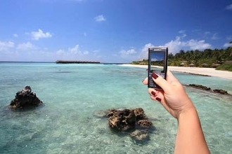 Tips For Using Your Mobile Phone Abroad - feature photo