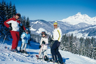 Tips for planning a family skiing holiday photo